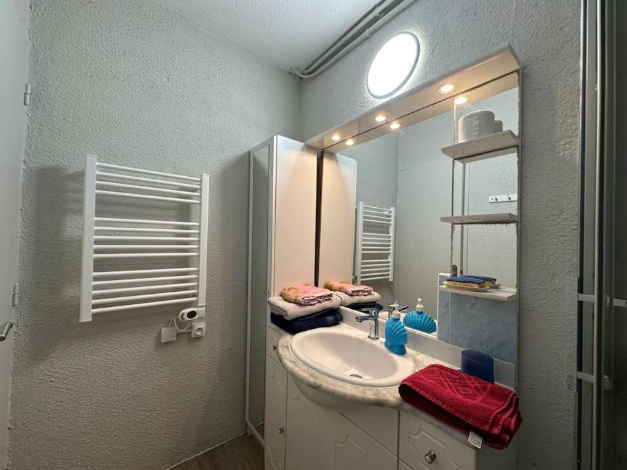 Fonctionnel - 2 Chambres - Bien Situe A 300M De La Plage - Parking Prive De Juin A Sept 卡内 外观 照片